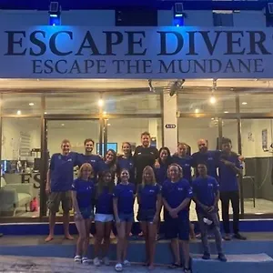  Hostel Escape Divers